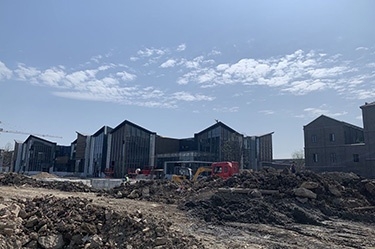 向建黨100年獻(xiàn)禮項(xiàng)目南湖湖濱（嘉絹印象、鴛湖里弄、南湖書(shū)院、南堰新景），經(jīng)與工地積極努力配合1000多臺(tái)配電箱在100天內(nèi)基本完成交付。